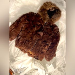 NEVER WORN 🚨 Silk lined little girls faux fur hooded jacket Size 6T